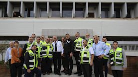 אמנון כהן, מנכ"ל רשות שדות התעופה (חולצה לבנה במרכז התמונה), דובי ויסנשטרן, מנכ"ל זק"א (ג'קט שחור במרכז התמונה) עם בכירי זק"א בביקור בנתב"ג, צילום: סיוון פרג'